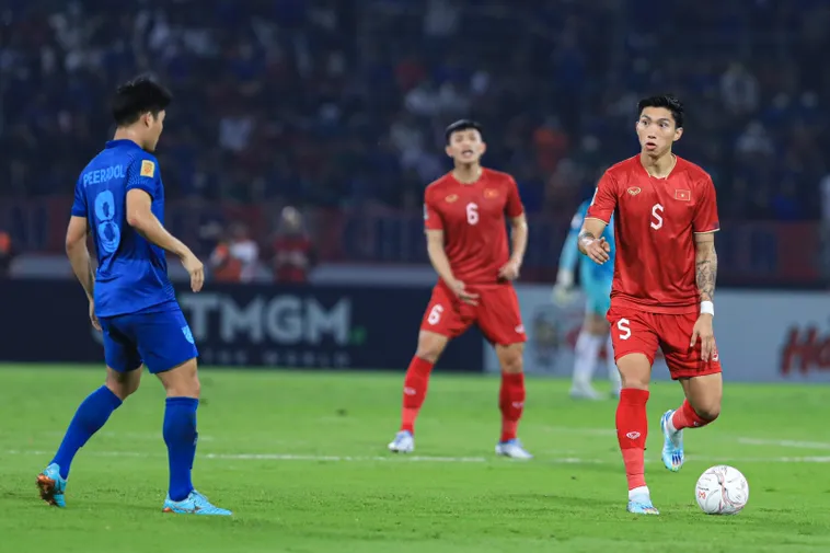 Giải Nghĩa Vai Trò Và Cách Đá Thòng Trung Vệ Trong Bóng Đá Hiện Đại